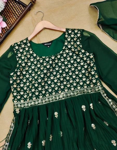 Beautiful Women Green Naira Cut Kurta Pant Dupatta Suit. mahezon