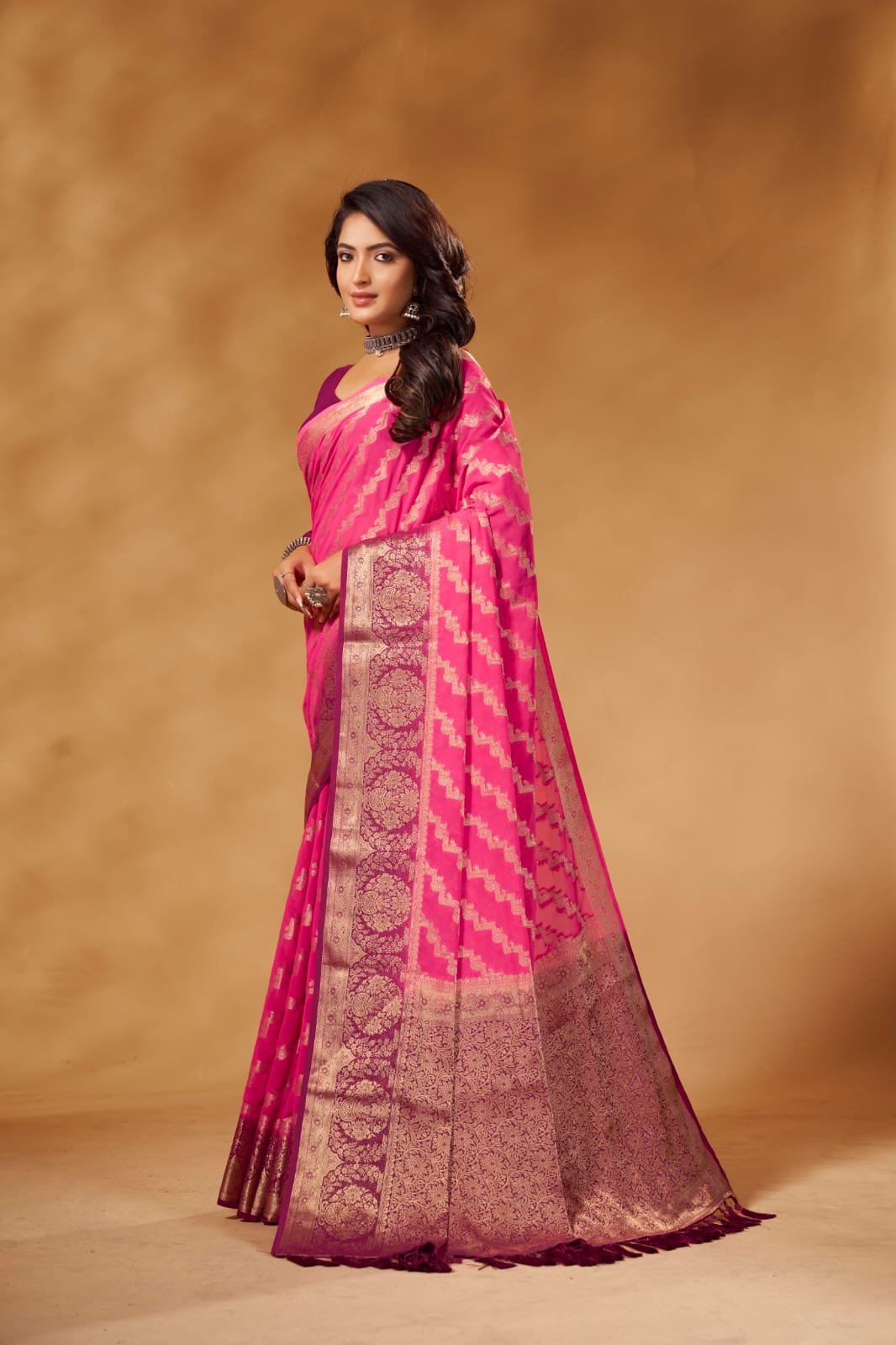 Women's Designer Pink Georgette Saree for Wedding and Rakshabandhan mahezon