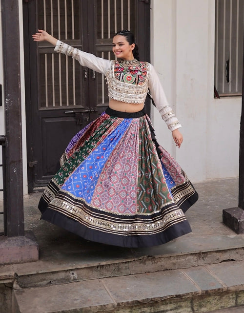 Load image into Gallery viewer, Navratri Designer Lehenga Choli mahezon
