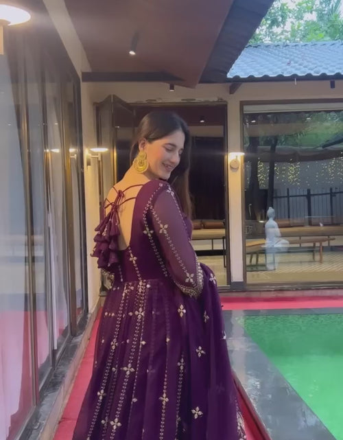 Load and play video in Gallery viewer, Women&#39;s Designer Anarkali Kurta Pant Dupatta Suit for Wedding and Raksha bandhan
